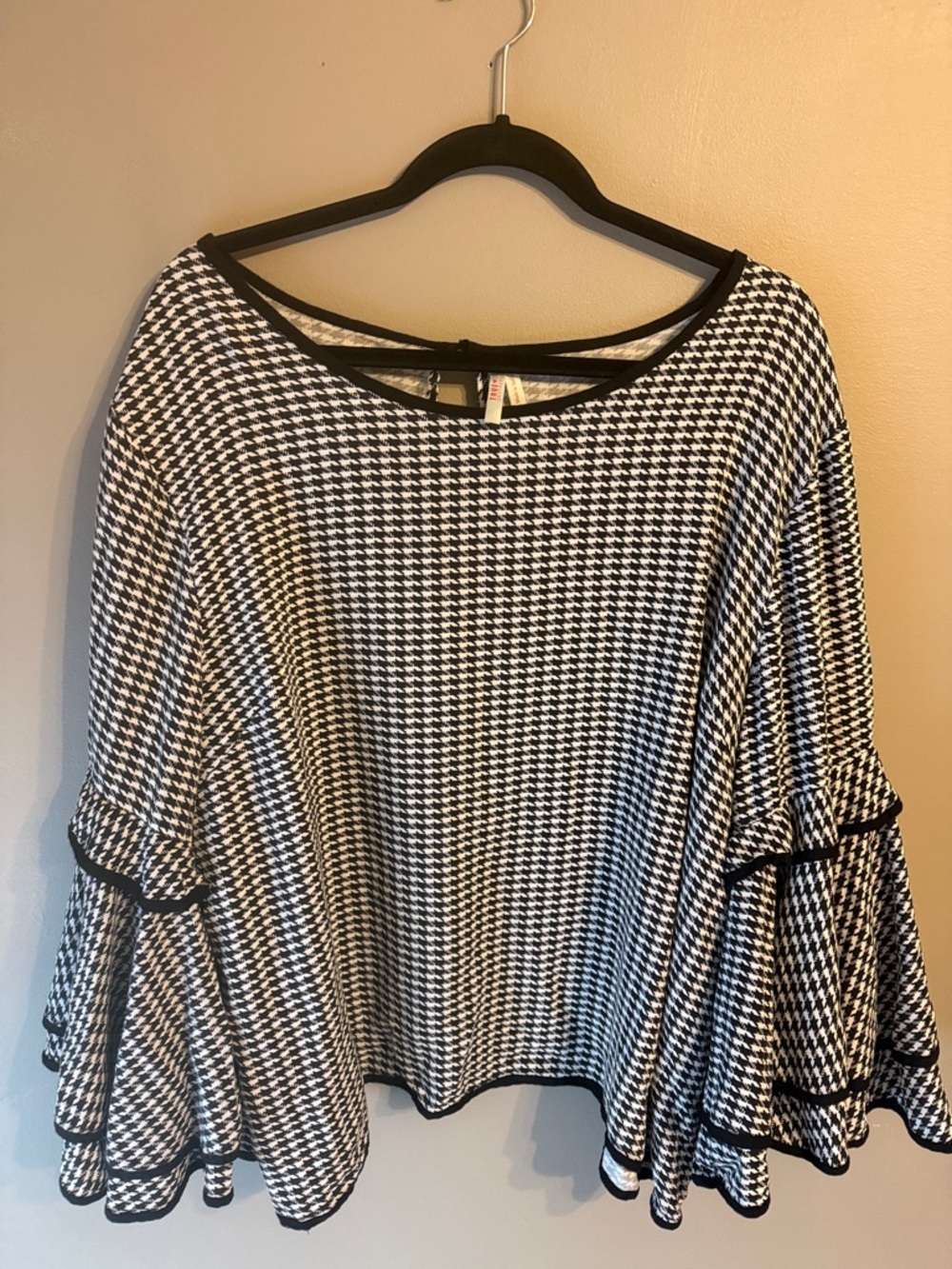 True Destiny Black/White Houndstooth Top. Bell Sleeves. Size 3X